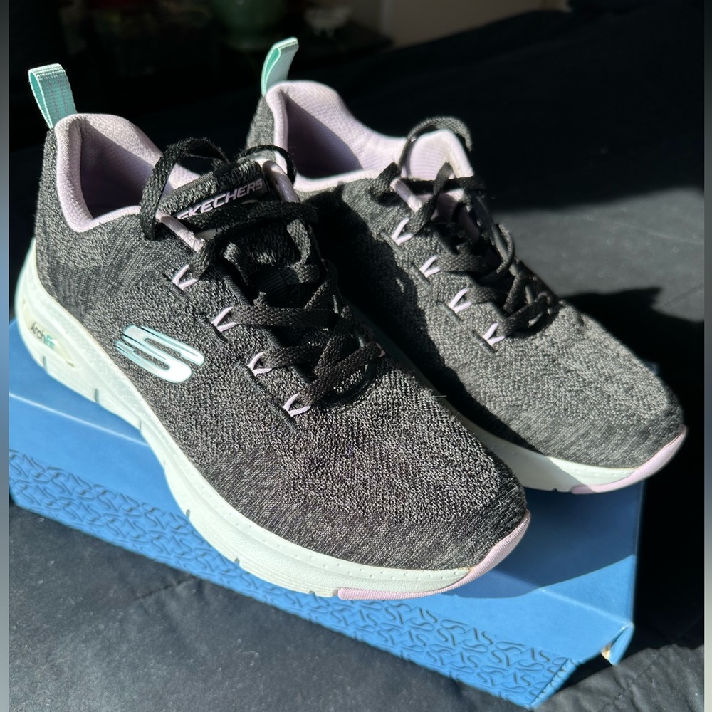 Skechers Arch Fit Walking Shoes size 5.5